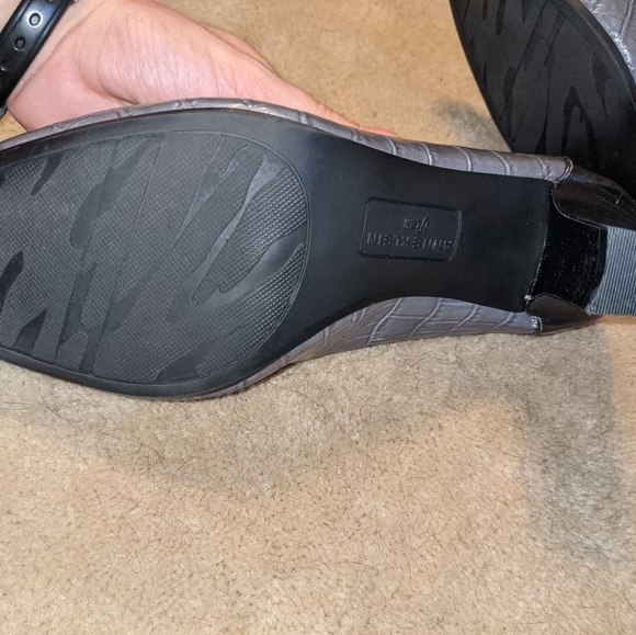 Anne Klein IFlex Gray Heels with Tassles - Picture 8 of 12